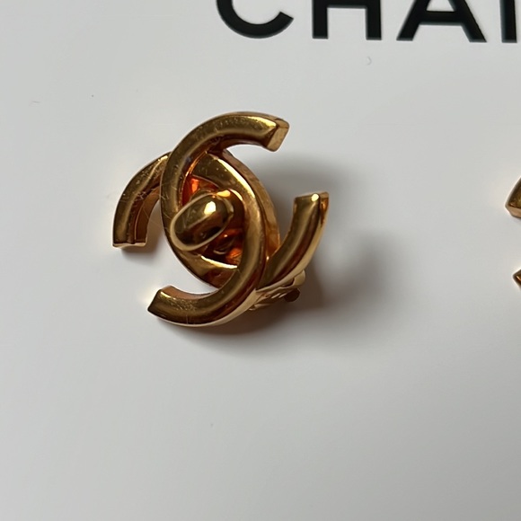 Chanel vintage turnlock clip on gold earrings - Picture 3 of 8